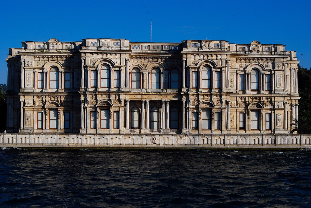 le palais de Beylerbeyi, de style baroque français, fut construit au XIXème siècle sur la rive asiatique pour servir de résidence d’été ou servir de lieu de réception des chefs d’Etats. L’impératrice Eugénie le visita, ainsi que le Duc et la Duchesse de Windsor