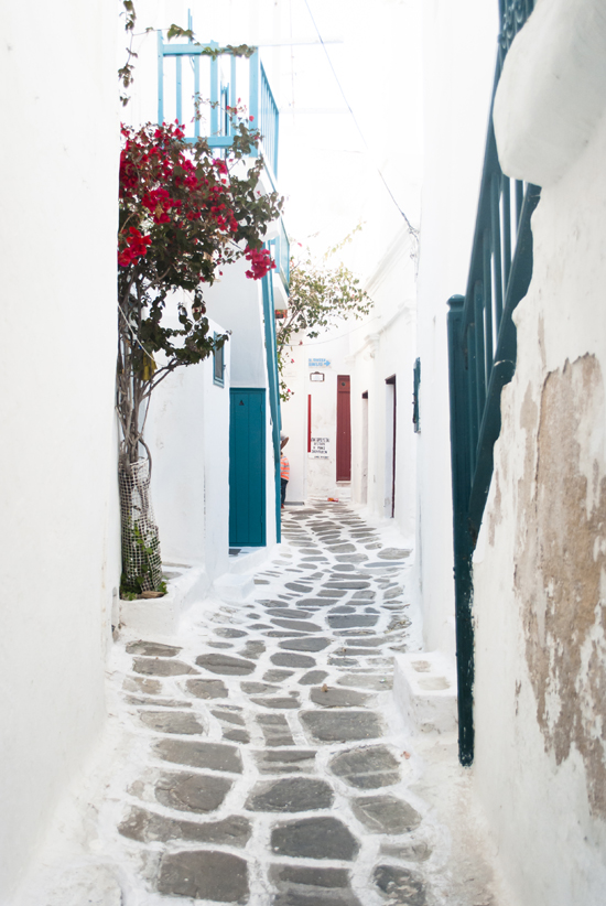 Mykonos town alley | My Paradissi © Eleni Psyllaki