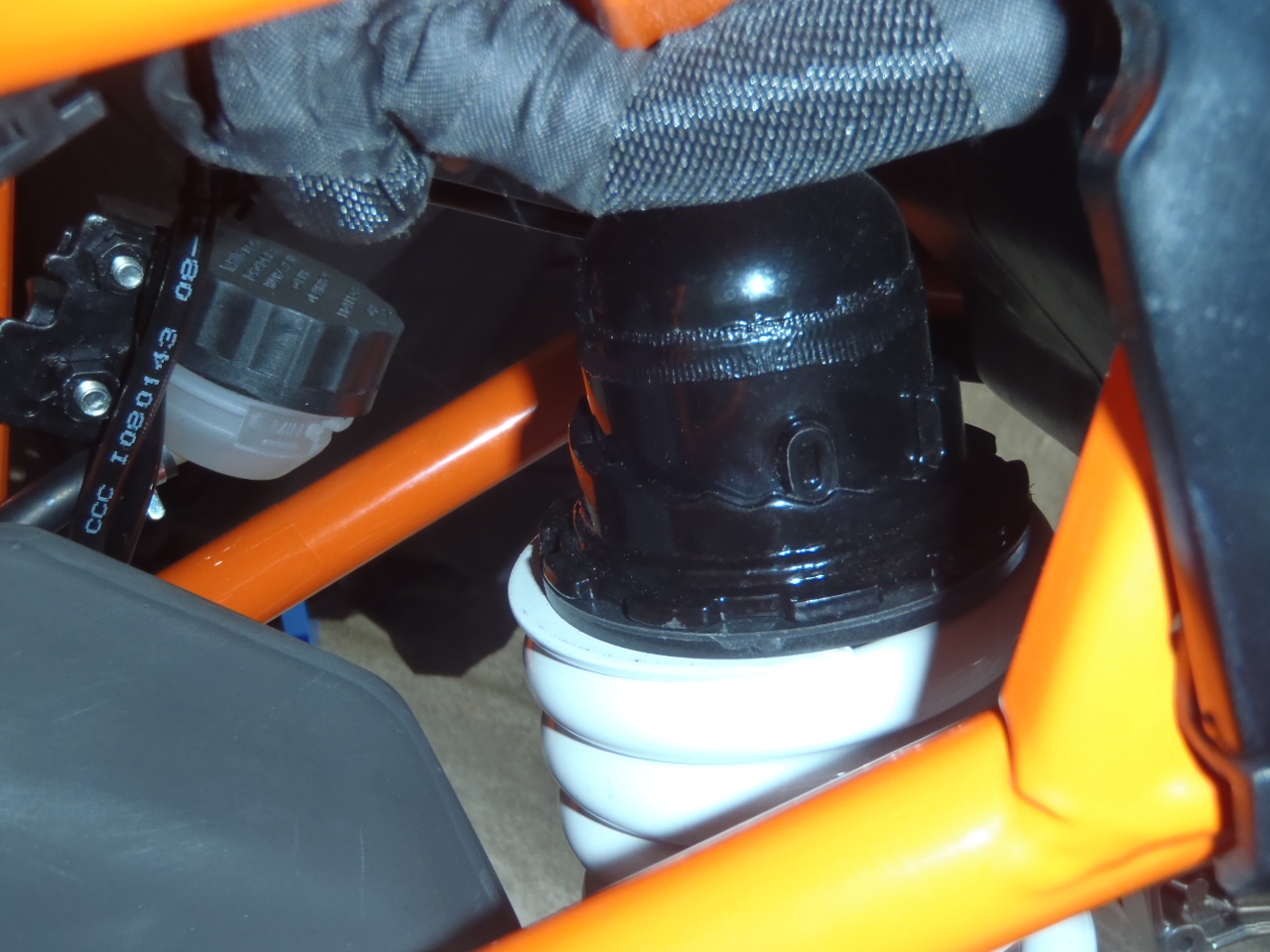 揺蕩 たゆた う Ktm Duke390 がやってきました リアサスのプリロードを触ってみました 編