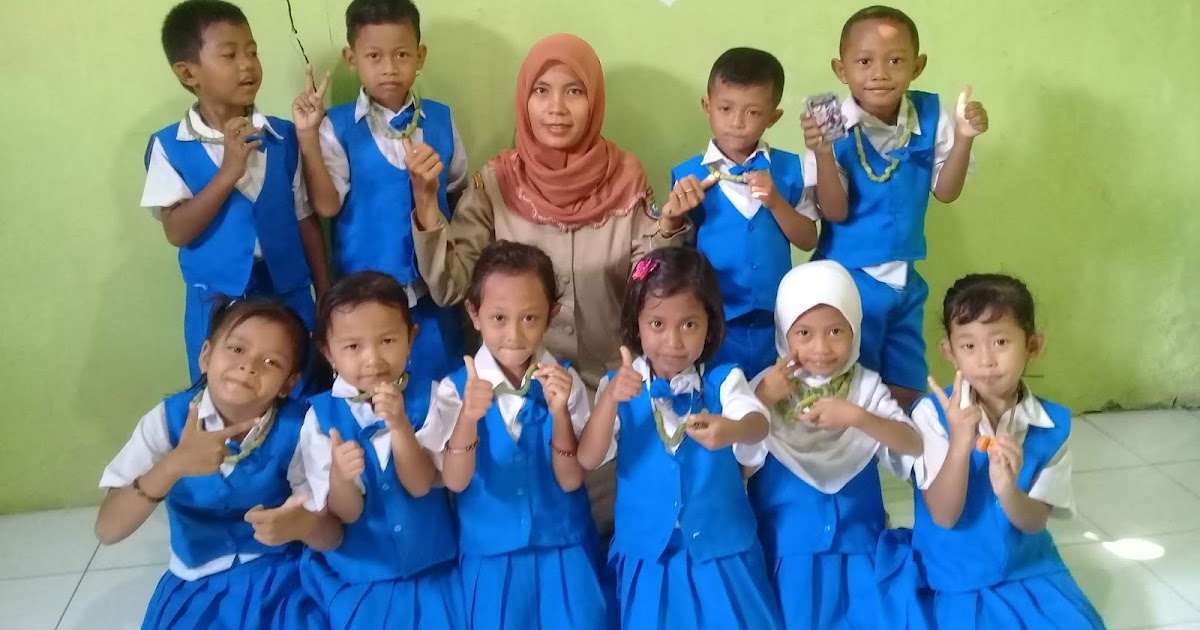 Paud Arrazzaq Meronce Menggunakan Bahan Alam