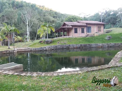 Construção de lago com pedra moledo com a execução do paisagismo e a construção da casa rústica em sítio em Piracaia-SP.