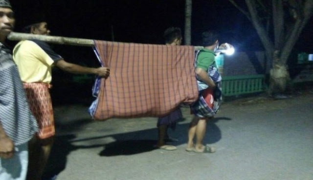 Miris, Tak Diizinkan Pakai Ambulan, Jenazah Ini Akhirnya Ditandu Dengan Bambu dan Saruung Miris, Tak Diizinkan Pakai Ambulan, Jenazah Ini Akhirnya Ditandu Dengan Bambu dan Saruung