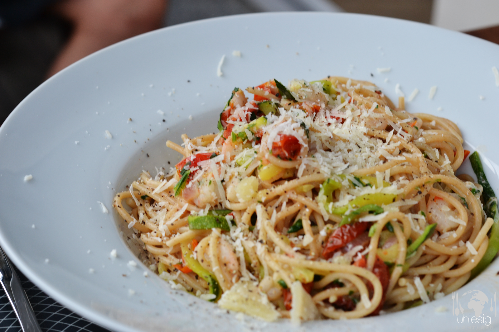 Uhiesig: Spaghetti mit Scampi und getrockneten Tomaten.