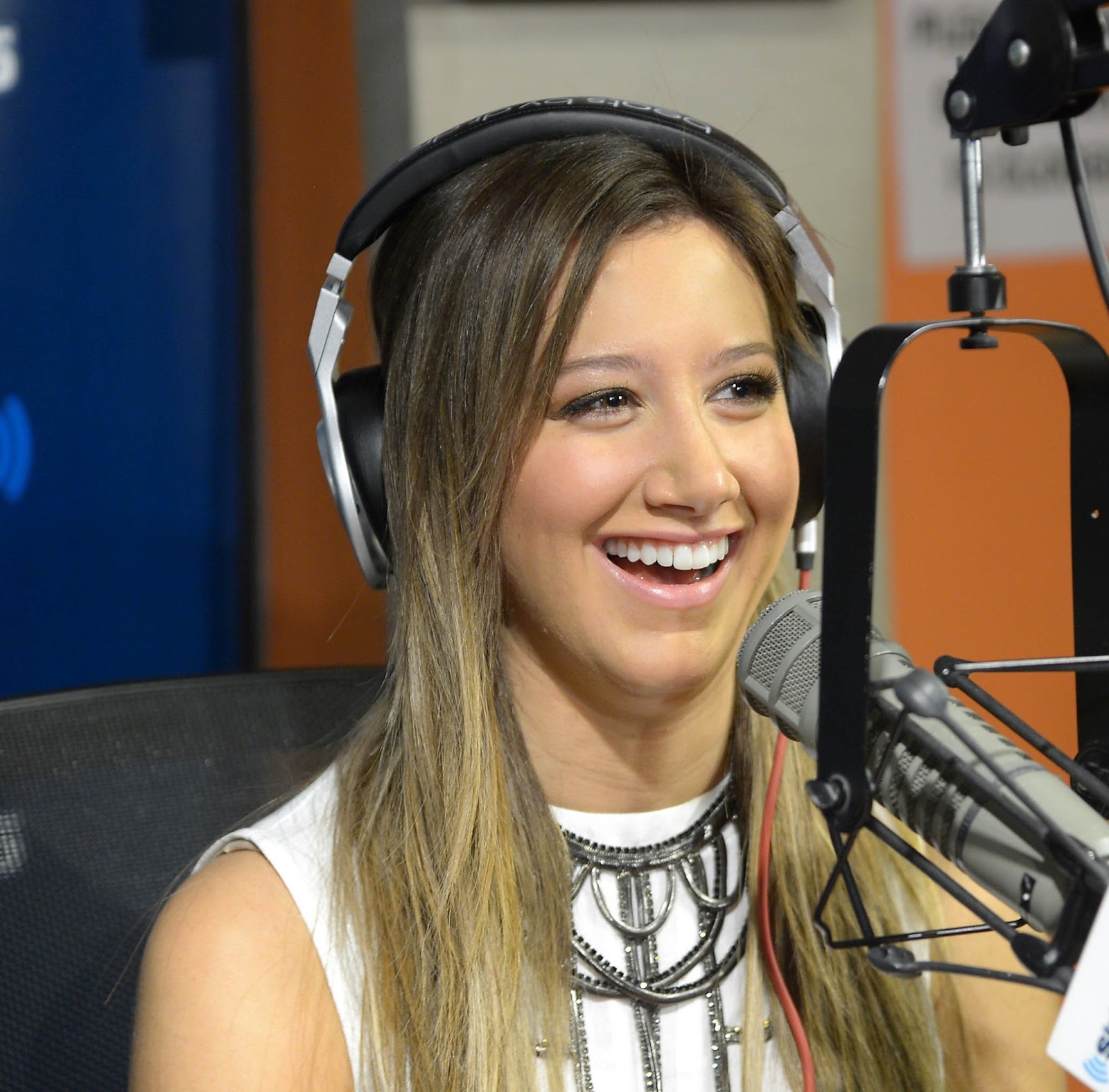 Ashley dando una entrevista para "Sirius XM Radio" ~ Ashley Tisdale