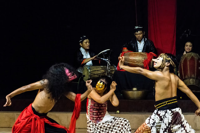 Pager Bumi, karya Garin Nugroho-teraSeni.com Pager Bumi, karya Garin Nugroho-teraSeni.com