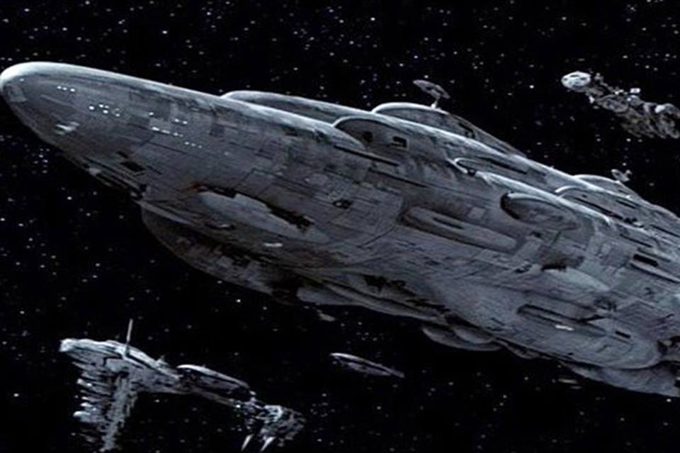 Nave nodriza captada por la cámara saliendo de las nubes en Perú / Grandes enigmas y misterios