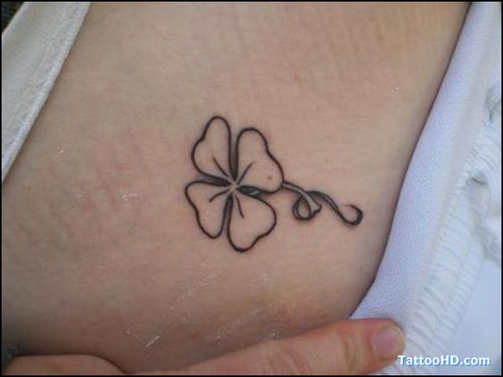 tatuaje trebol en una mujer