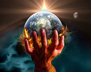 mão segurando o globo terrestre em chamas