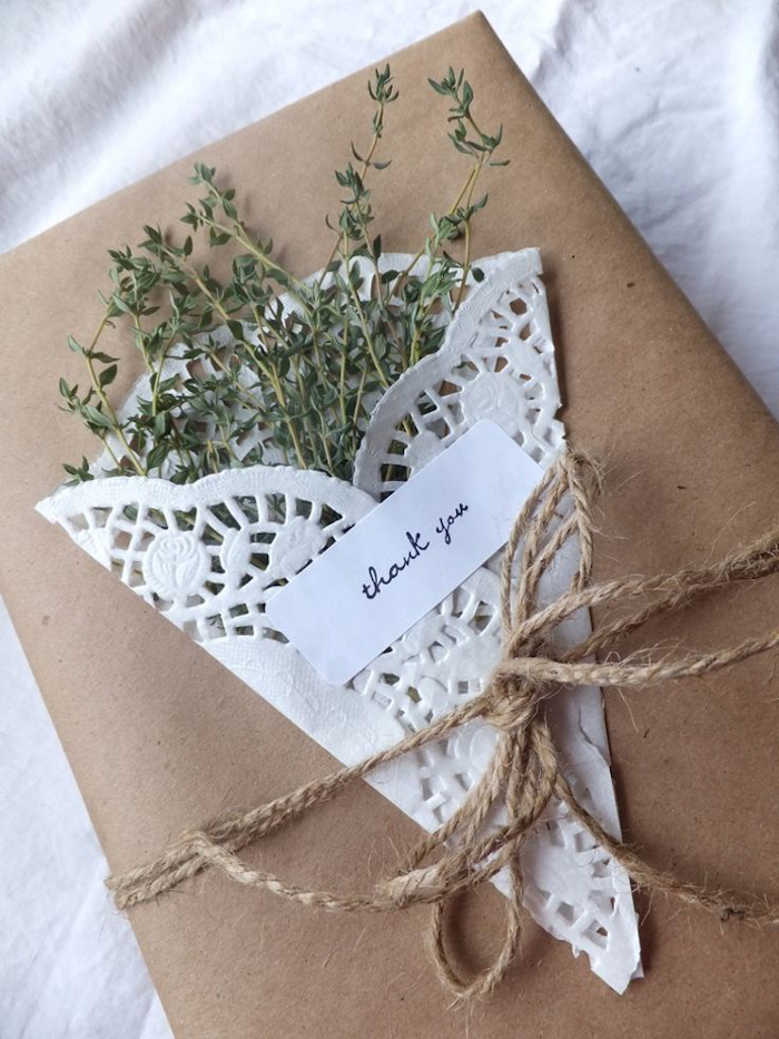 Consejos para envolver regalos con papel reciclado: regalo con papel kraft, blondas y elementos naturales