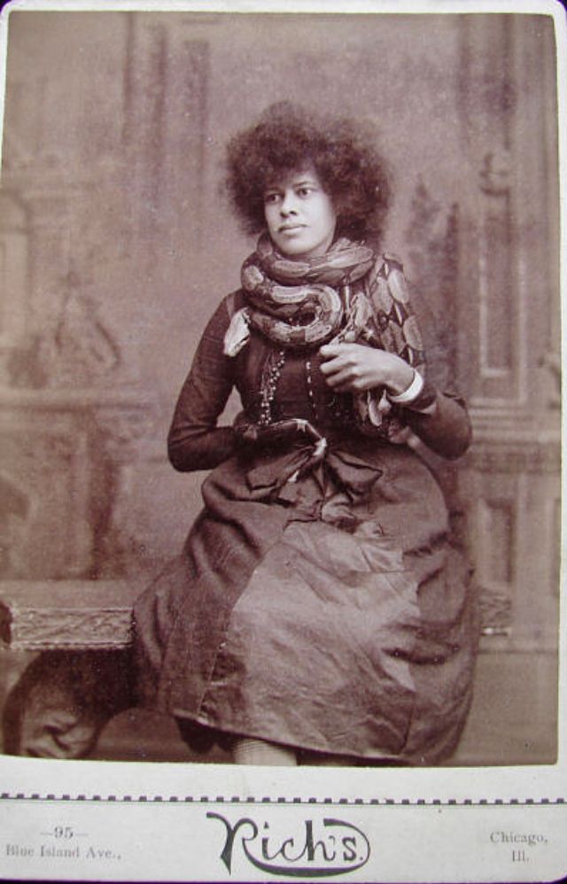 33 Amazing Vintage Photos of Female Circus Snake Charmers From the Early 20th Century vintage
