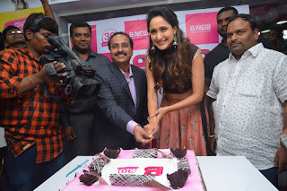 pragya jaiswal bnew mobile store launch 20
