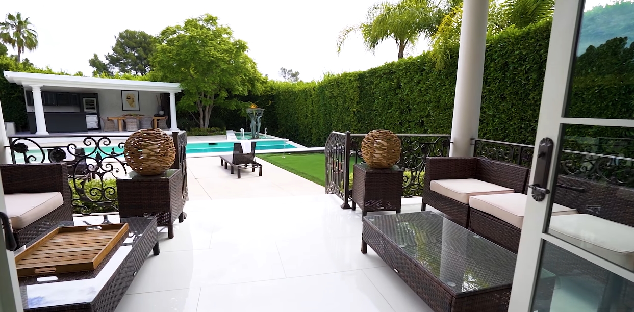 27 Interior Design Photos vs. Tour 1124 Marilyn Dr, Beverly Hills, CA