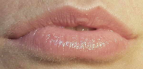 Oriflame ColourDrop lipstick Rose Elixir, nawilżająca pomadka do ust, nawilżająca pomadka błyszczyk, makeup, transparentna pomadka, pomadka w kształcie łezki, wizaz, alina, katosu, maxineczka