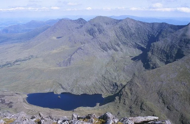 Reeks MacGillycuddy, pegunungan di County Kerry termasuk puncak tertinggi di Irlandia.