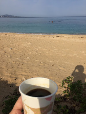ビーチでコーヒー