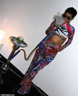 Rihanna fumando cachimba