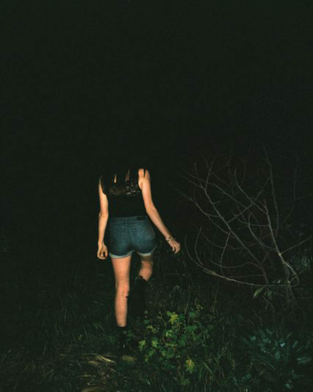 Девушка спиной в темноте фото