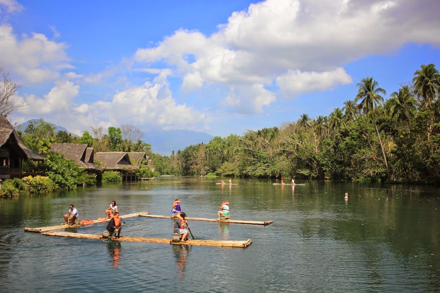 Địa điểm du lịch Philippines. Nhà hàng thác nước Villa Escudero