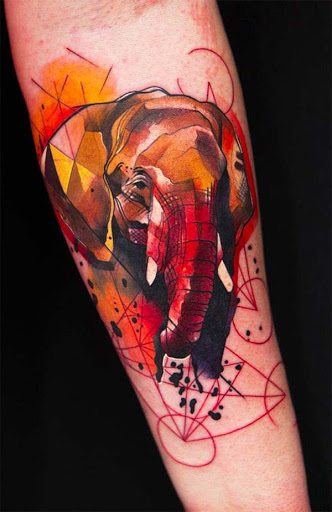 ELEFANTE COM DESENHOS GEOMÉTRICOS NO ANTEBRAÇO