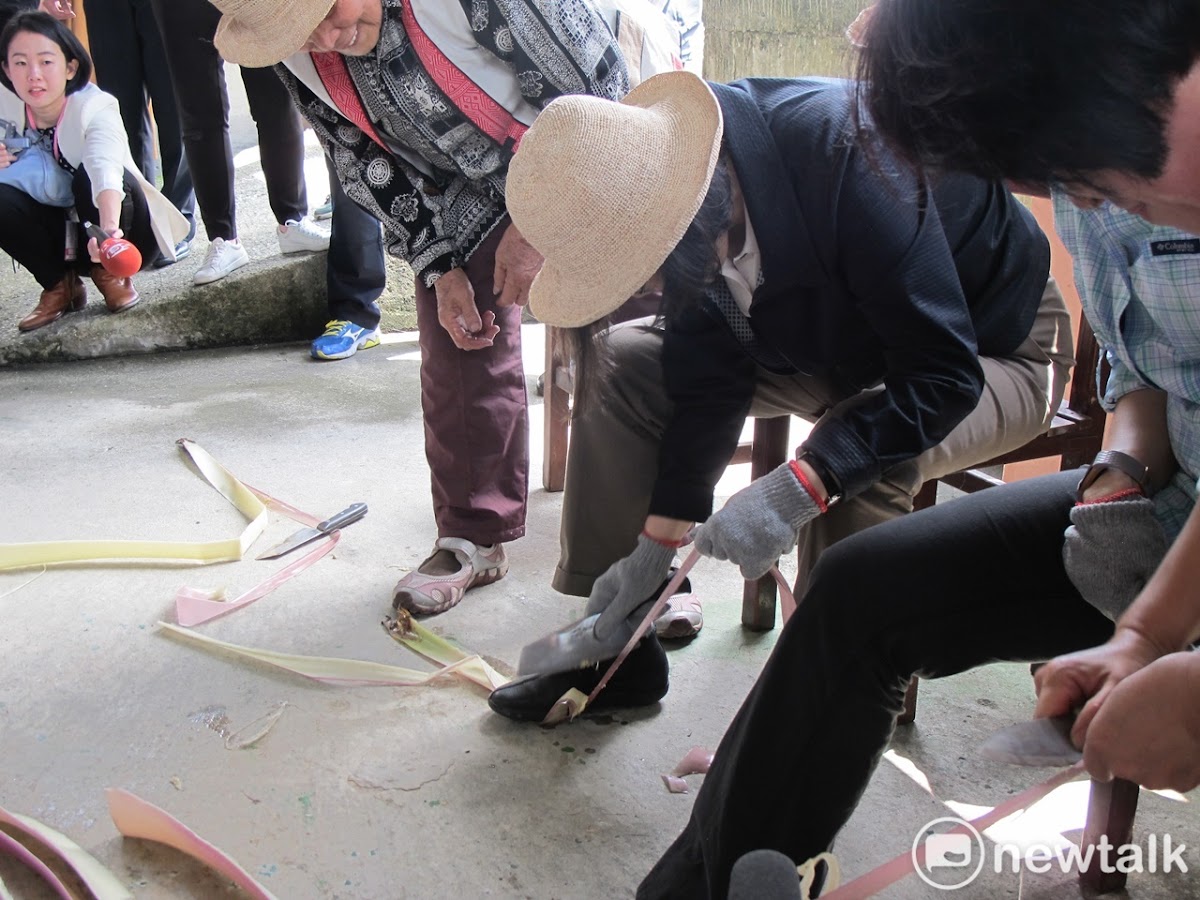總統蔡英文30日在花蓮學削香蕉絲。