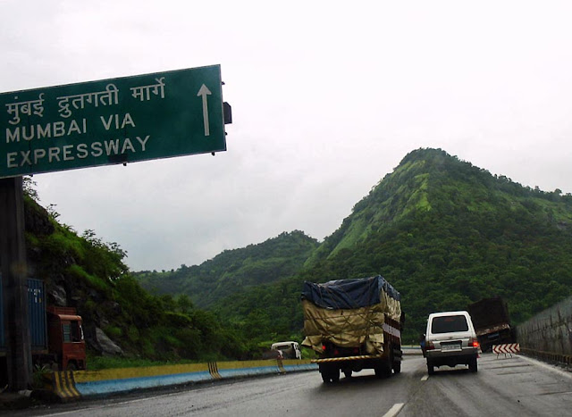 truck accident on the Mumbai Pune expressway