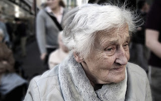 Mujer mayor, anciana