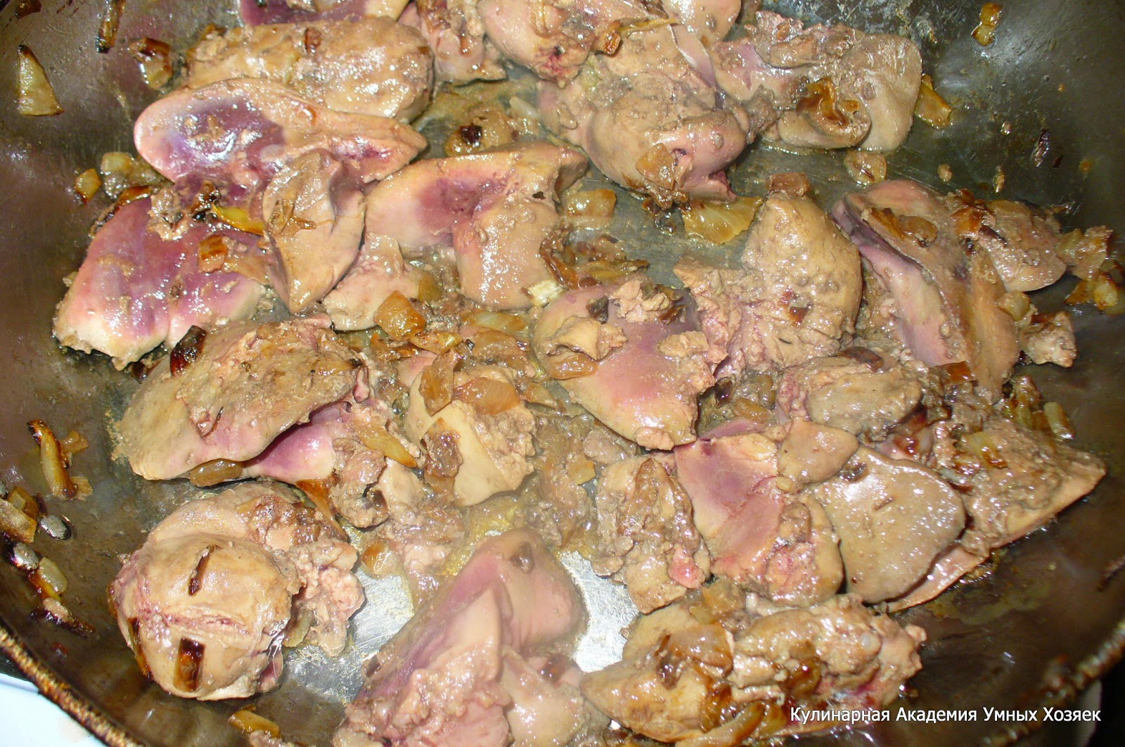 обжаривание куриной печенки с луком