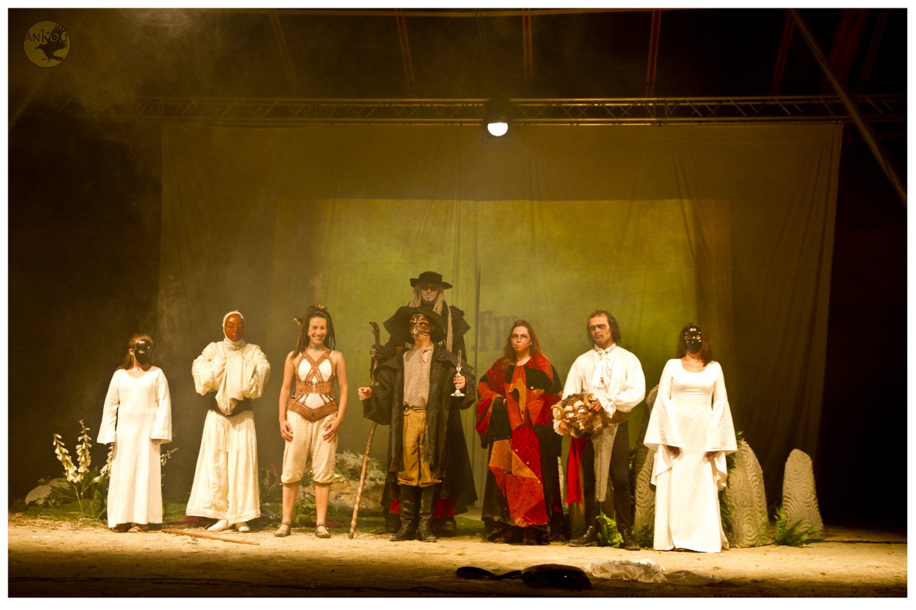 La Fabuleuse Légende de l'Ankou salut des comédiens de la pièce de théâtre