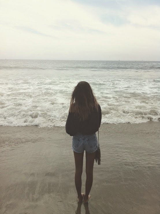 Ảnh cô gái cô đơn trước biển