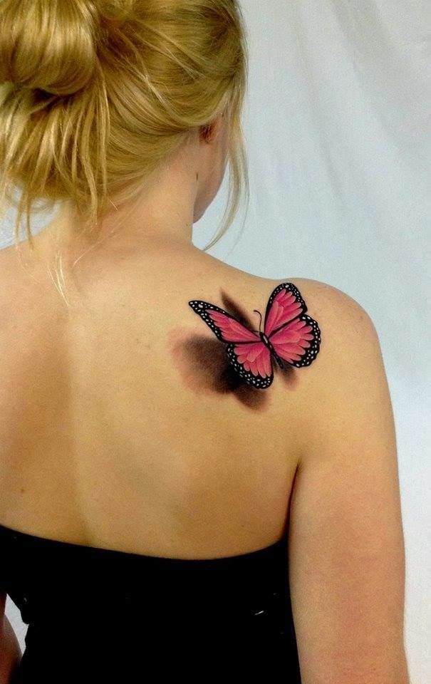 chica con un tatuaje de mariposa en el omoplato