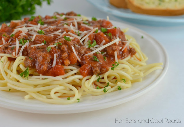 This is a delicious and easy to make pasta sauce! Perfect for dinner or a pasta bar party! Can also be made in the slow cooker! Easy Homemade Spaghetti Sauce Recipe from Hot Eats and Cool Reads!
