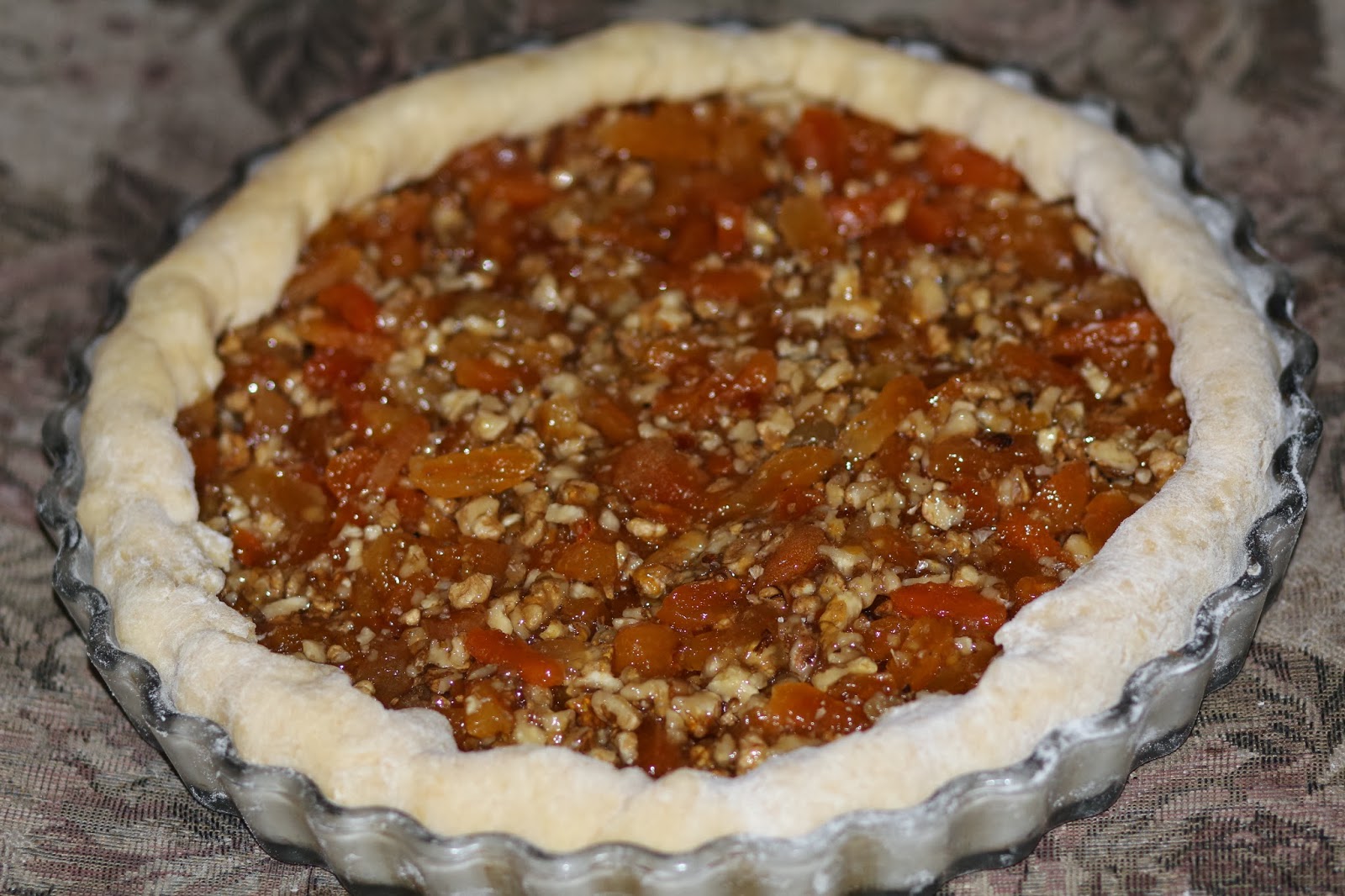 Пирог с курагой и орехами