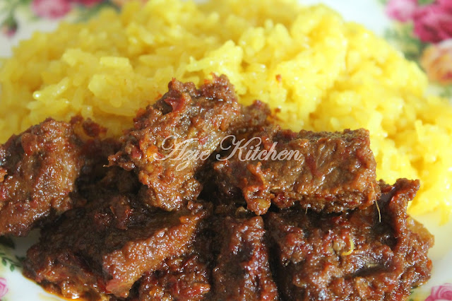 Pulut Kuning Dengan Rendang Daging