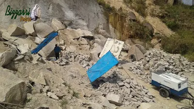 Pedra para escada de pedra do tipo rachão com canto manual de pedra de granito em vários tamanhos. Um tipo de pedra rústica muito fácil de fazer escada de pedra sendo em tamanhos variados e cores variadas.