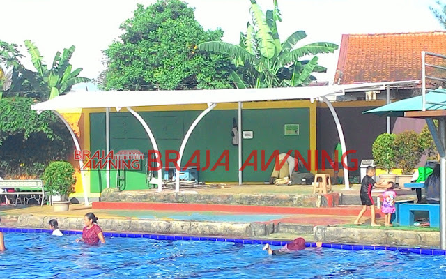 Tenda membrane di kolam renang umum