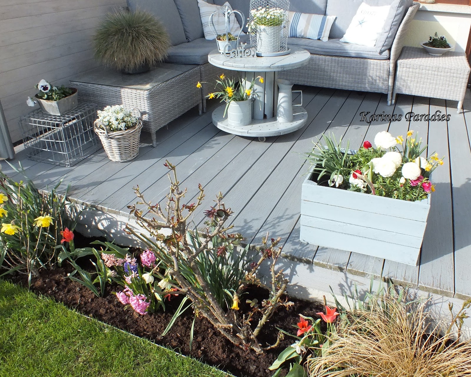 Karinas Paradies Der Garten im Frühling und ein Herz aus Holz