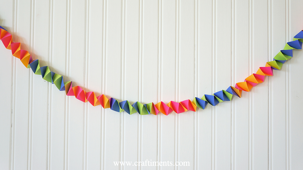 Accordion fold paper garland tutorial from Craftiments