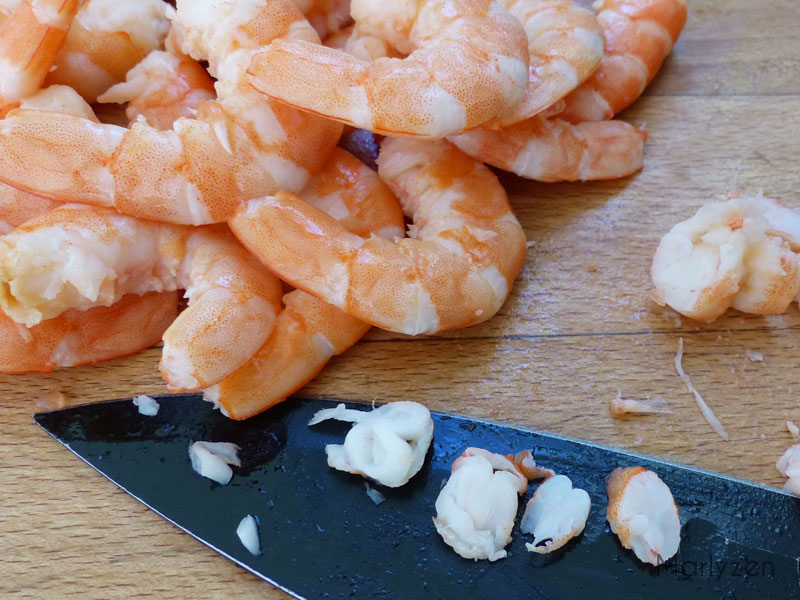 Coupez les crevettes en petits morceaux.