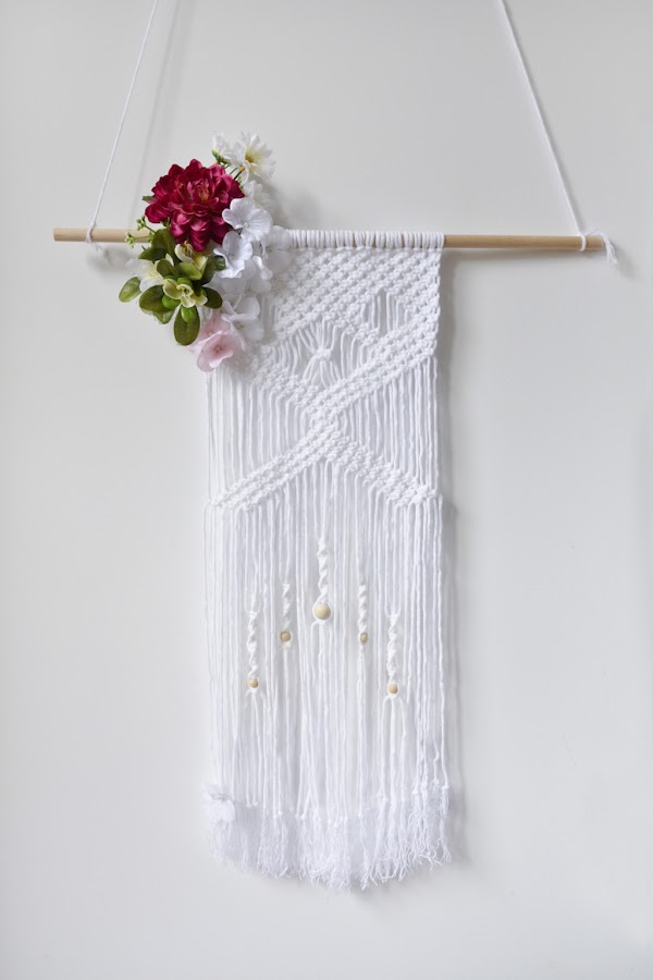 tapiz de macramé con flores