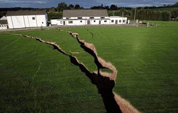 ( FOTOS ) Las Grietas En Irlanda Están Avanzando . ¿ Que Esta Pasando ? ( FOTOS ) Las Grietas En Irlanda Están Avanzando . ¿ Que Esta Pasando ?