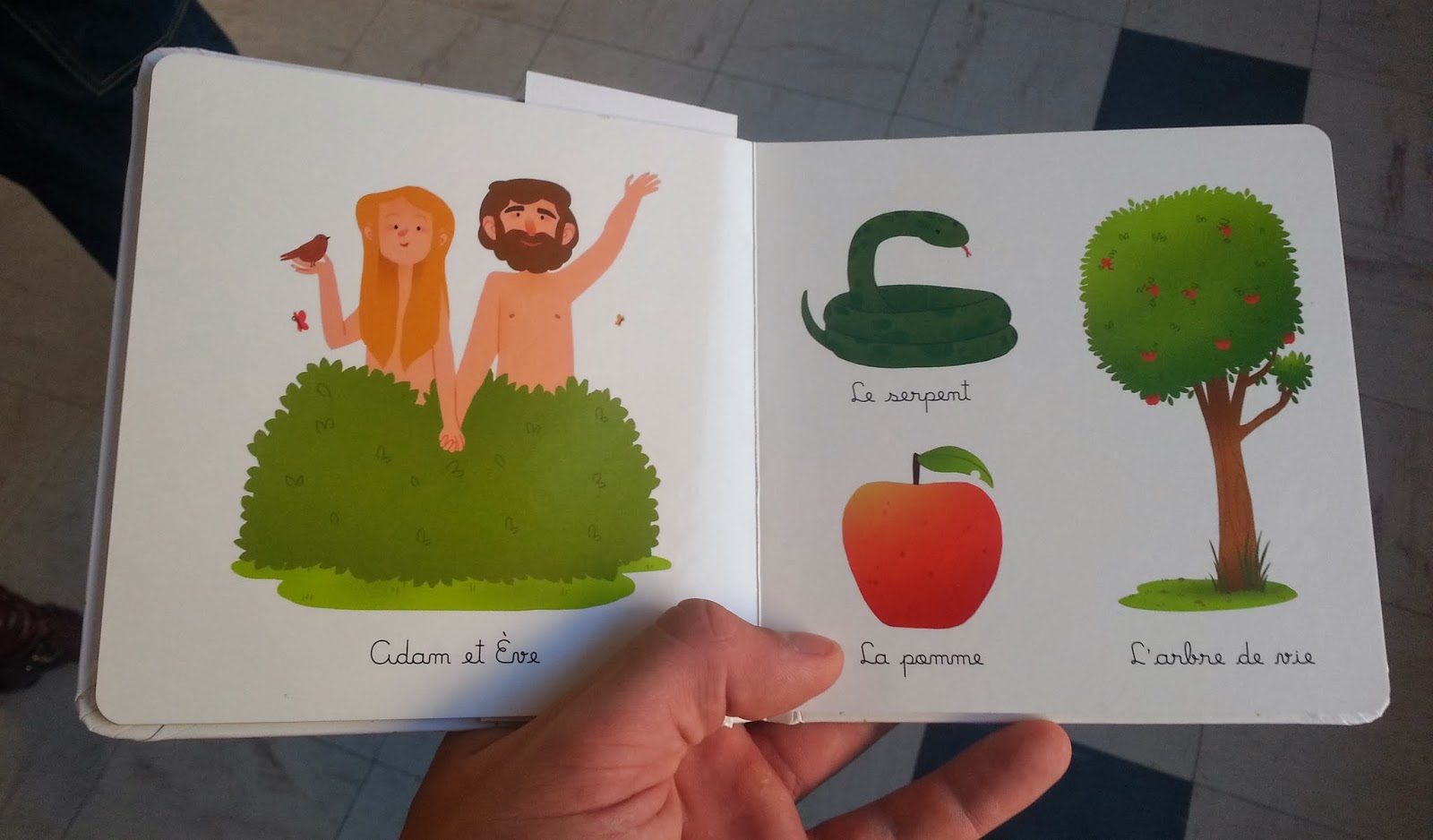 Des enfants, des livres et la religion La Bible pour les bébés