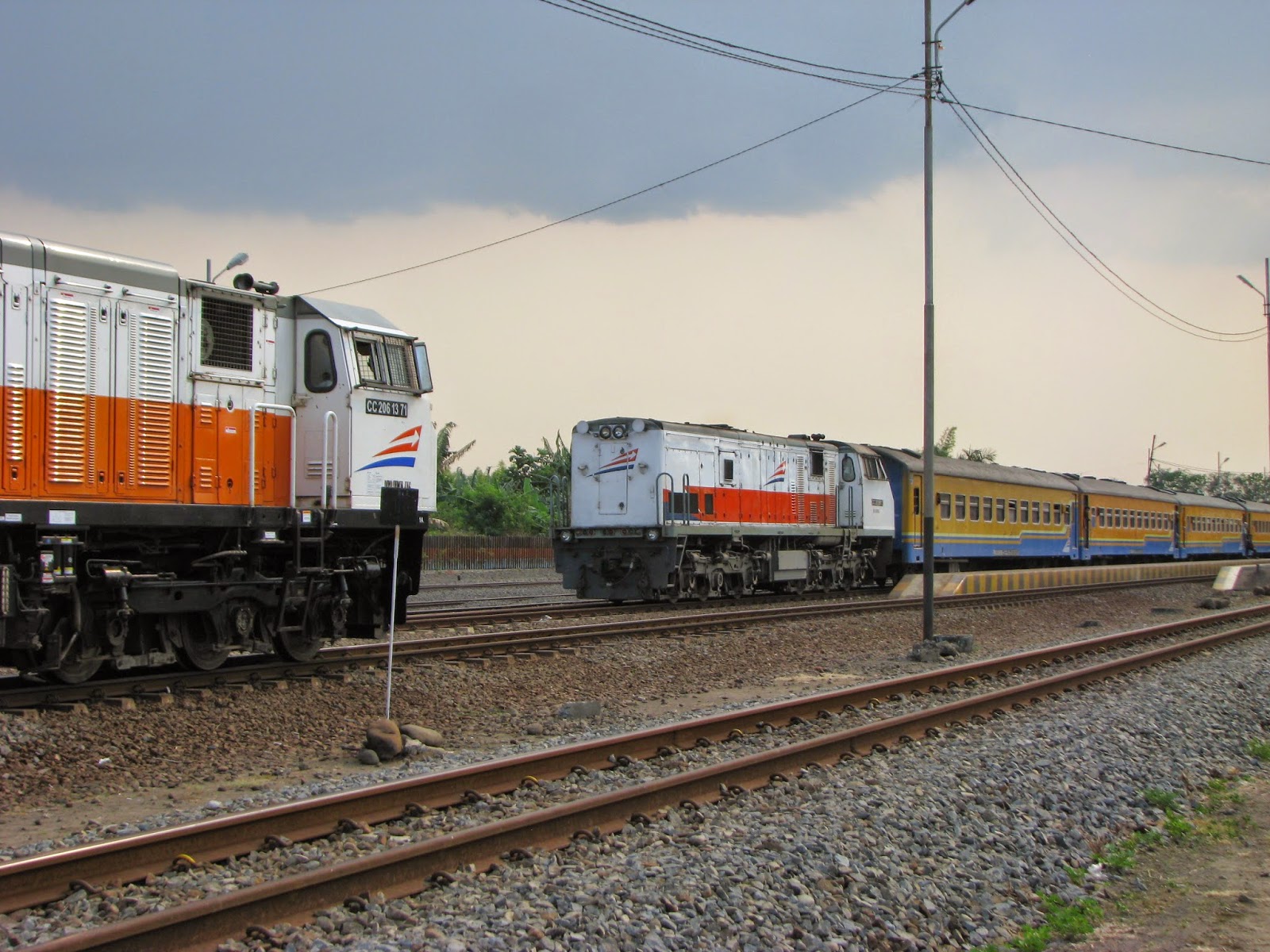 Kereta Api Indonesia Persilangan Antara KA Rapih Dhoho