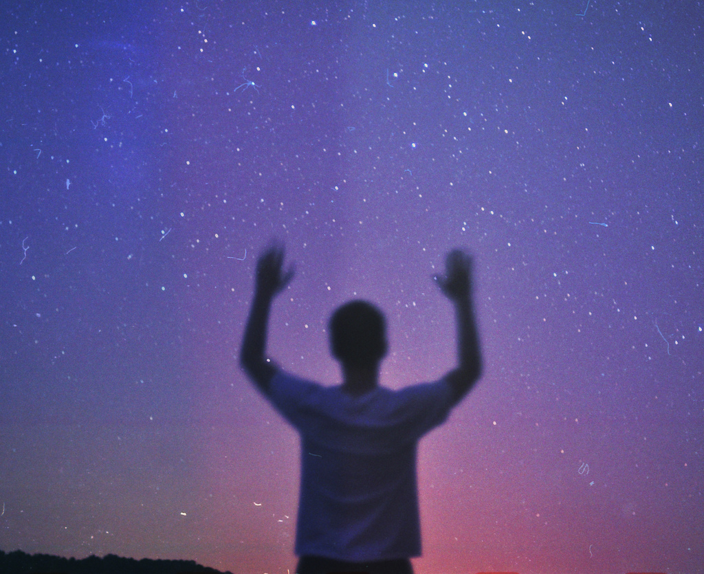 Посмотри на небо кто исполняет. Тянется к звездам.