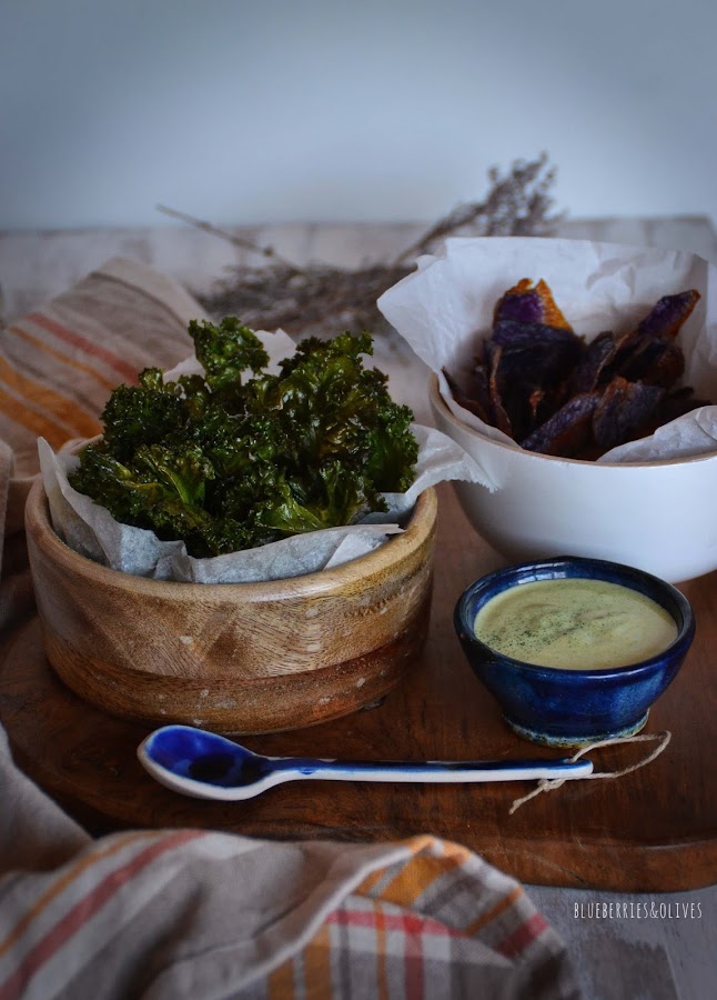 CHIPS DE KALE Y PATATA MORADA CON DIP DE WASABI