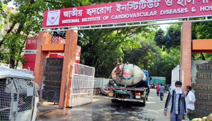 DNCC sprayed disinfectant with water browser ওয়াটার বাউজারের সাহায্যে জীবাণুনাশক স্প্রে করলো ডিএনসিসি