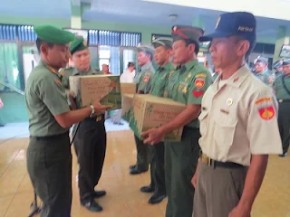 Parjurit TNI Kodim 0710/Pekalongan Diberi Bingkisan Oleh Pangdam