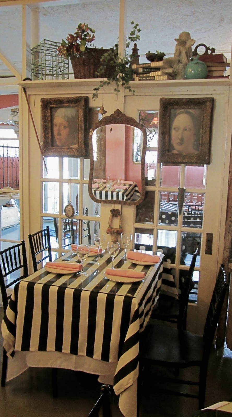 Robins Vintage Suitcase Vintage Veranda