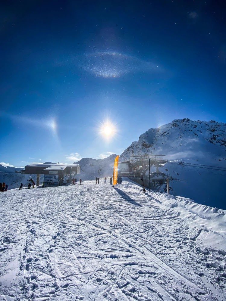 Mind-Blowing Pictures Of Light Halos In The Swiss Alps