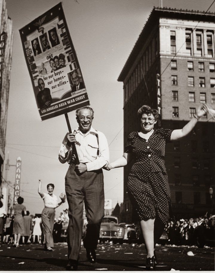 18 Vintage Photos of VJ Day Celebrations on the Streets of