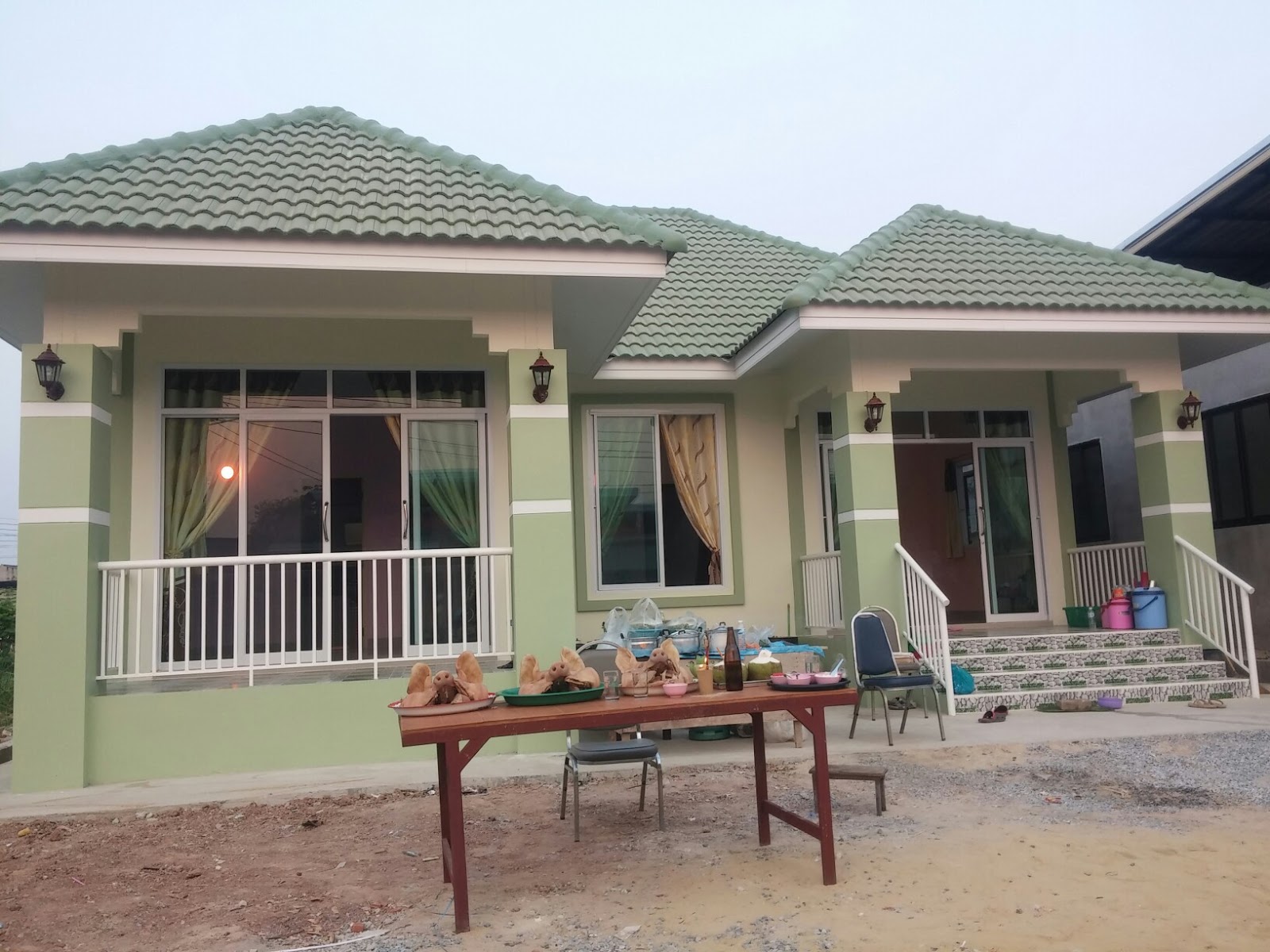A single-storey house is a popular home choice. It is simple, economical, and convenient for the young and old alike. These are the examples of single-storey houses that consists of 3 bedrooms, 3-4 bathrooms, living area and a kitchen., 